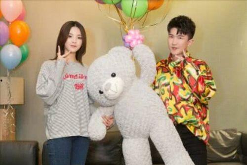 娱乐吃瓜背景图高清,高清背景图下的吃瓜盛宴  第1张